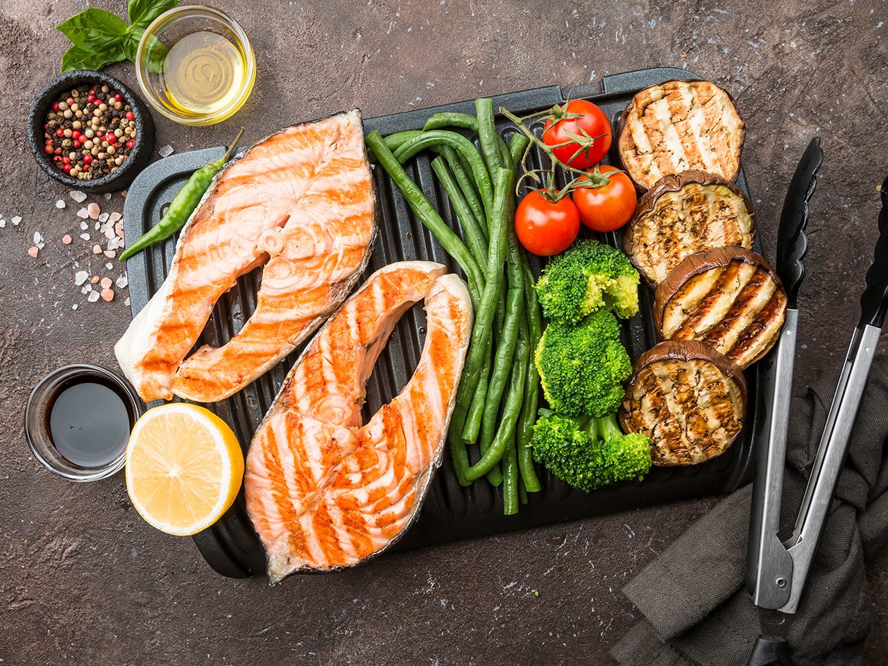 Gegrillter Lachs mit Gemüse und Öl 