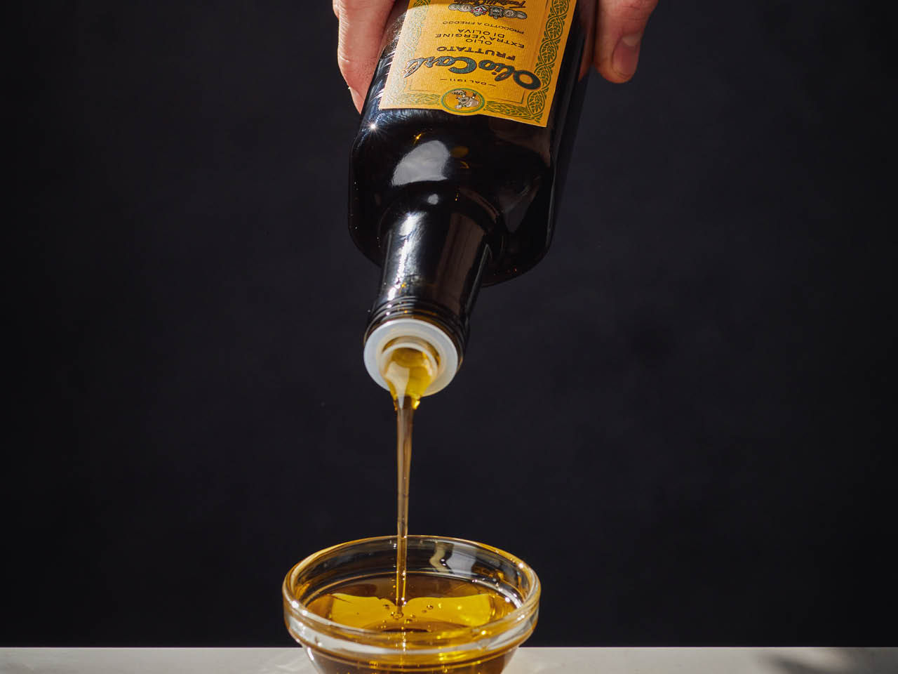 Ein Schuss Öl in eine Schüssel gegossen