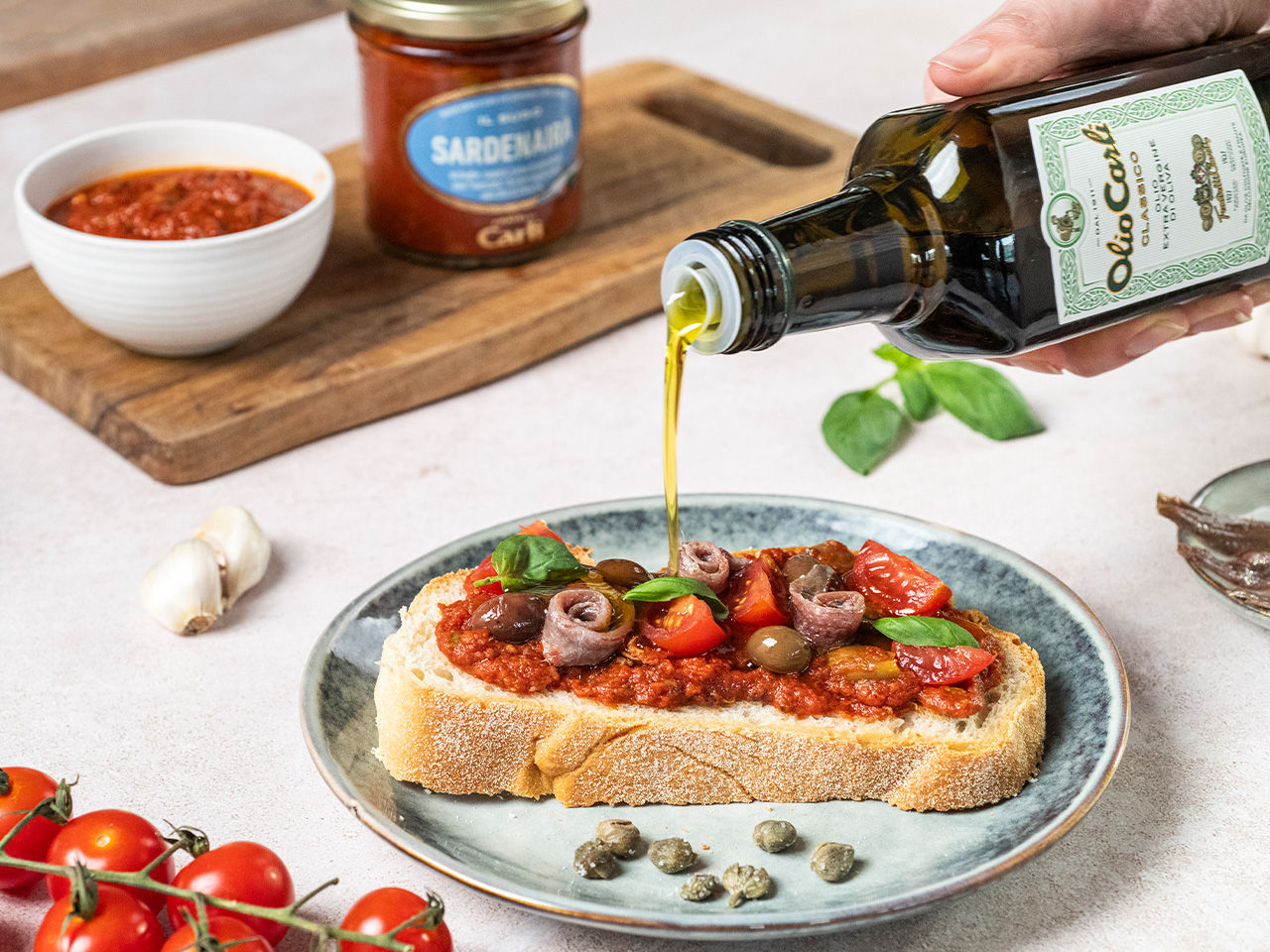 Pizza mit Sardenaira Tomatensauce