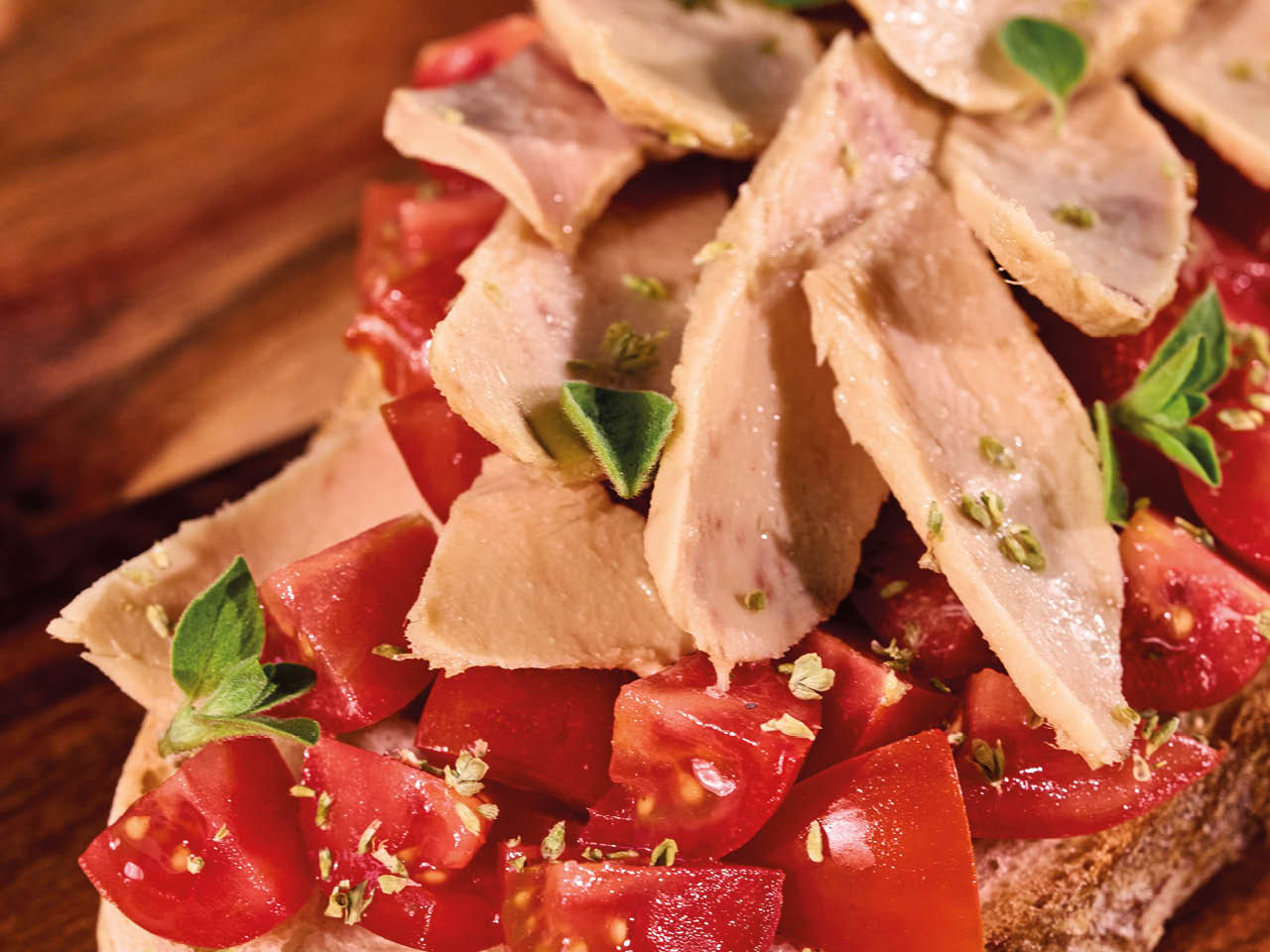 Thunfisch auf bruschetta mit tomaten