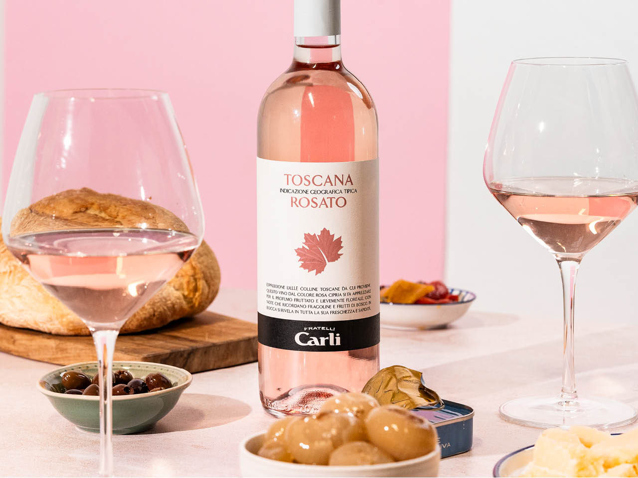 2 Gläser Roséwein, Brot, Kaese und Trauben