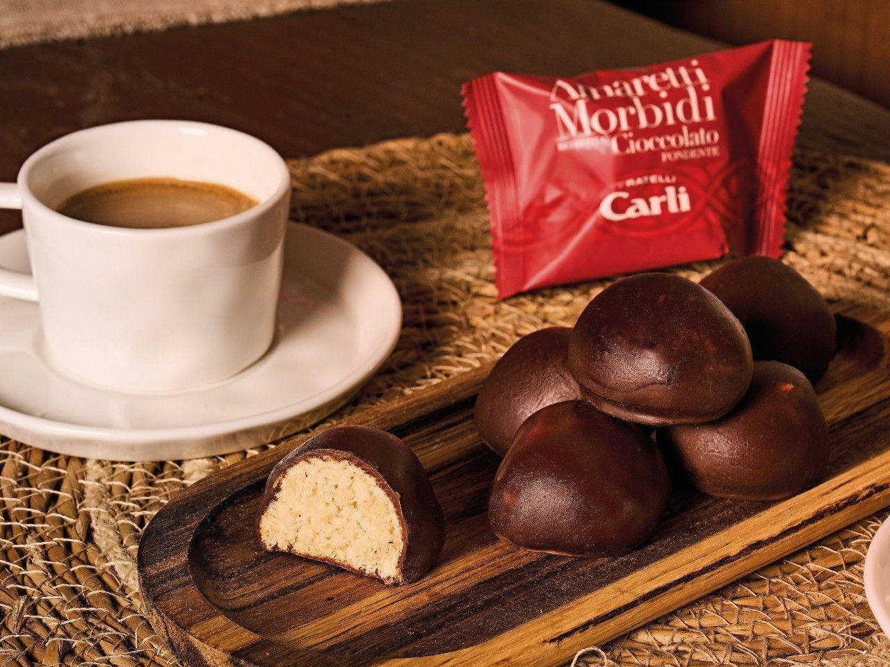 Amaretti mit Schokolade mit eine Tasse Kaffee