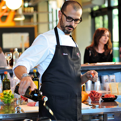 Kochkurse im Emporio Fratelli Carli in Imperia, Chef bei der Arbeit