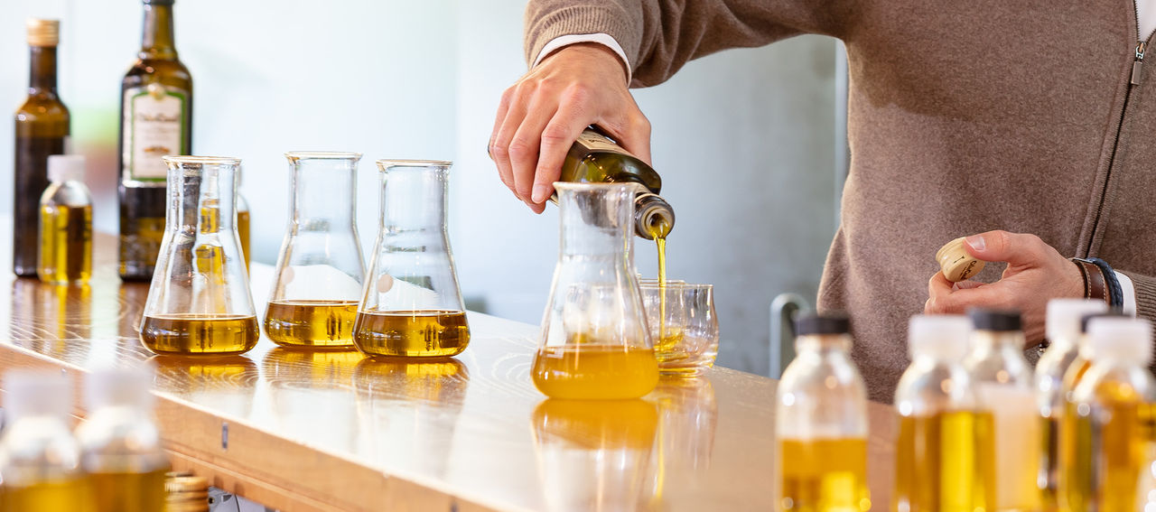 creazione di un blend, vari contenitori contenenti oli differenti